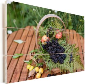 Een mandje gevuld met bramen op picknicktafel Vurenhout met planken 30x20 cm - klein - Foto print op Hout (Wanddecoratie)