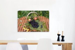 Een mandje gevuld met bramen op picknicktafel Vurenhout met planken 90x60 cm - Foto print op Hout (Wanddecoratie)