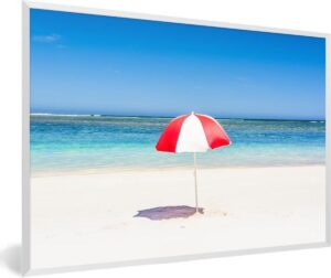 Foto in lijst - Parasol op het witte strand van de Kust van Ningaloo fotolijst wit 60x40 cm - Poster in lijst (Wanddecoratie woonkamer / slaapkamer)