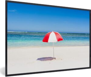 Foto in lijst - Parasol op het witte strand van de Kust van Ningaloo fotolijst zwart 60x40 cm - Poster in lijst (Wanddecoratie woonkamer / slaapkamer)