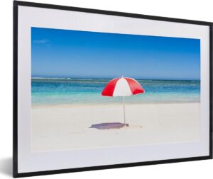Foto in lijst - Parasol op het witte strand van de Kust van Ningaloo fotolijst zwart met witte passe-partout 60x40 cm - Poster in lijst (Wanddecoratie woonkamer / slaapkamer)