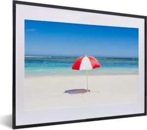 Foto in lijst - Parasol op het witte strand van de Kust van Ningaloo fotolijst zwart met witte passe-partout klein 40x30 cm - Poster in lijst (Wanddecoratie woonkamer / slaapkamer)
