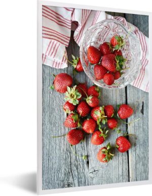 Foto in lijst - Verse aardbeien op een picknicktafel fotolijst wit 40x60 cm - Poster in lijst (Wanddecoratie woonkamer / slaapkamer)