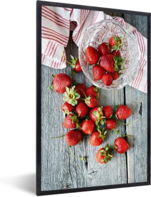 Foto in lijst - Verse aardbeien op een picknicktafel fotolijst zwart 40x60 cm - Poster in lijst (Wanddecoratie woonkamer / slaapkamer)