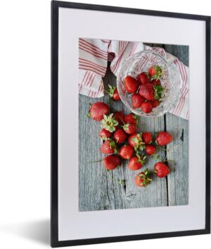 Foto in lijst - Verse aardbeien op een picknicktafel fotolijst zwart met witte passe-partout klein 30x40 cm - Poster in lijst (Wanddecoratie woonkamer / slaapkamer)