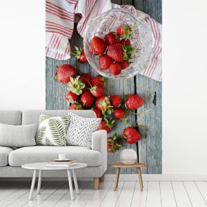 Fotobehang vinyl - Verse aardbeien op een picknicktafel breedte 180 cm x hoogte 270 cm - Foto print op behang (in 7 formaten beschikbaar)