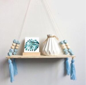 Houten plankje met blauwe kralen | wandrek | kralen | plankje | decoratie | kinderkamer