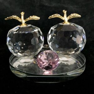 Kristal glas twee appels met een roze kristal diamant op een ronde spiegel 8.5x8x5.5cm handgemaakt Echt ambacht. luxe top kwaliteit !